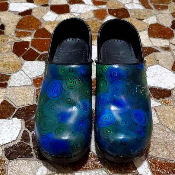 Very Unique women's Dansko clogs. sz 39. Great Condition.